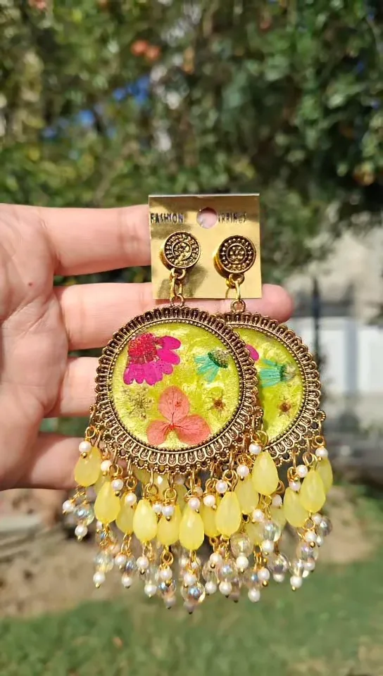 Triple flower golden resin earring.