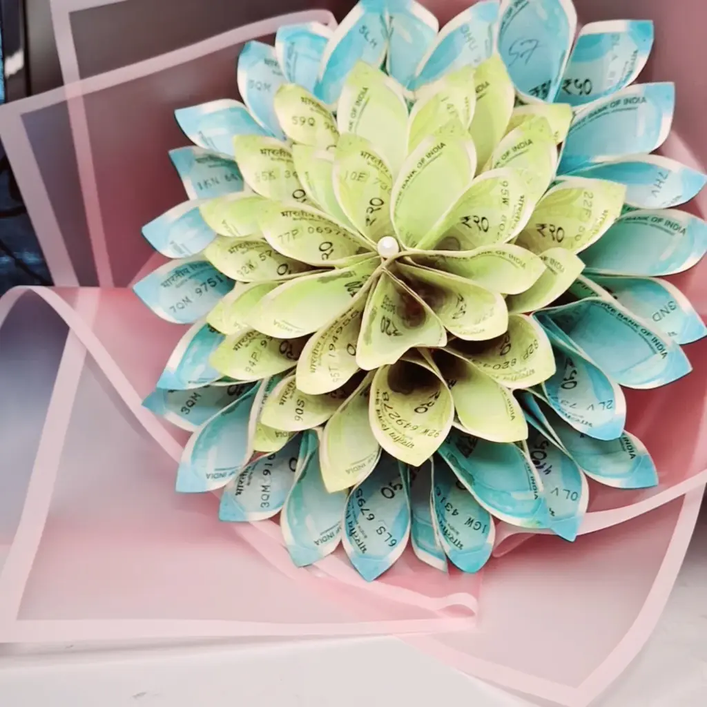 Attractive money bouquet.