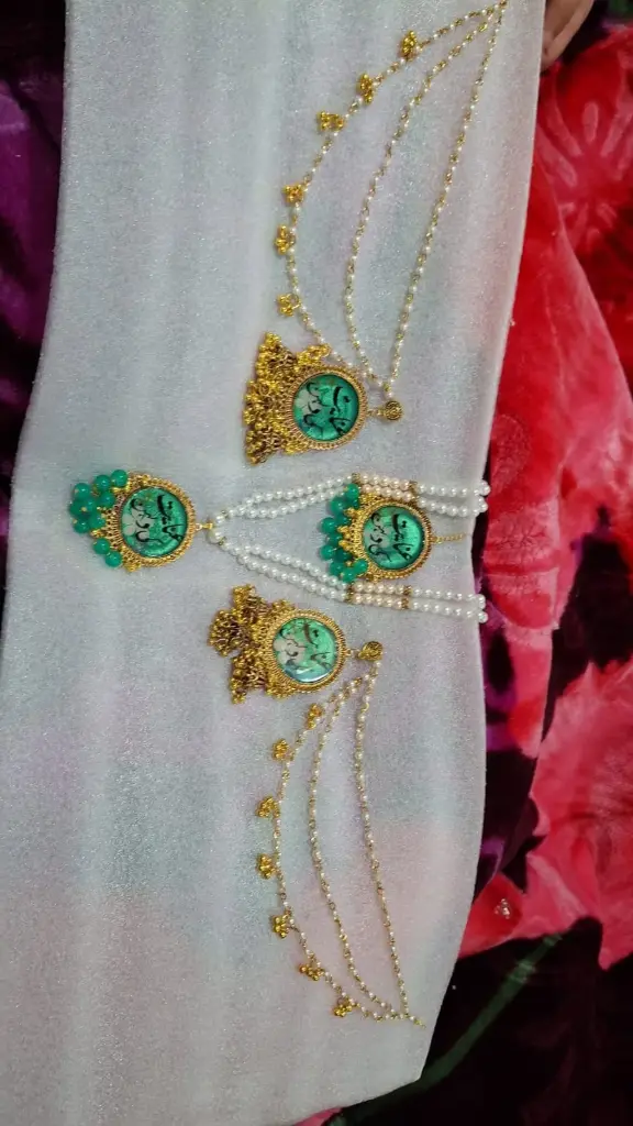 Urdu calligraphic resin earring and pendant combo