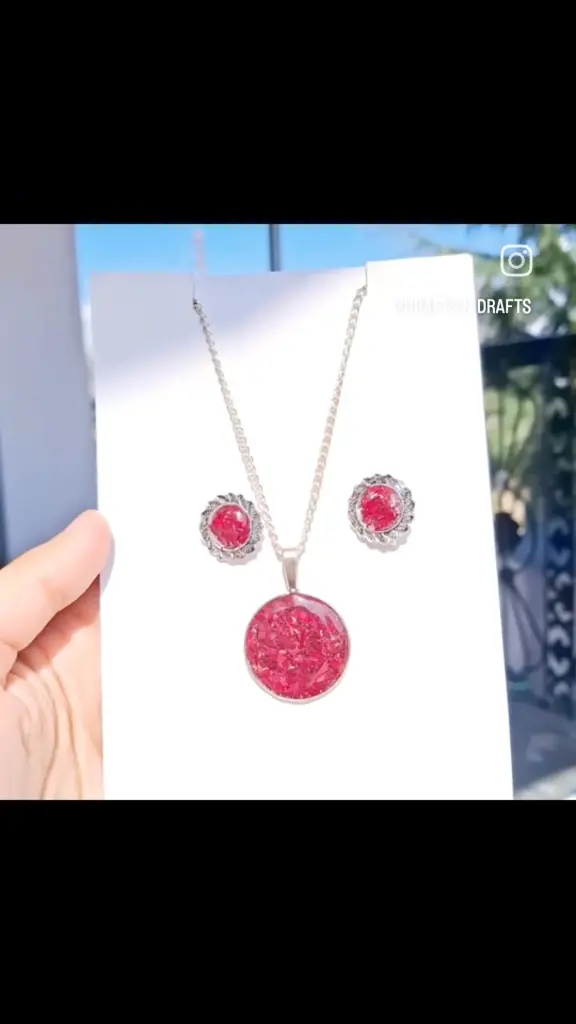 Glittered red resin pendant with earring, Combo.