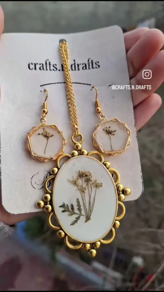 Golden framed premium pendant with earring, Combo.